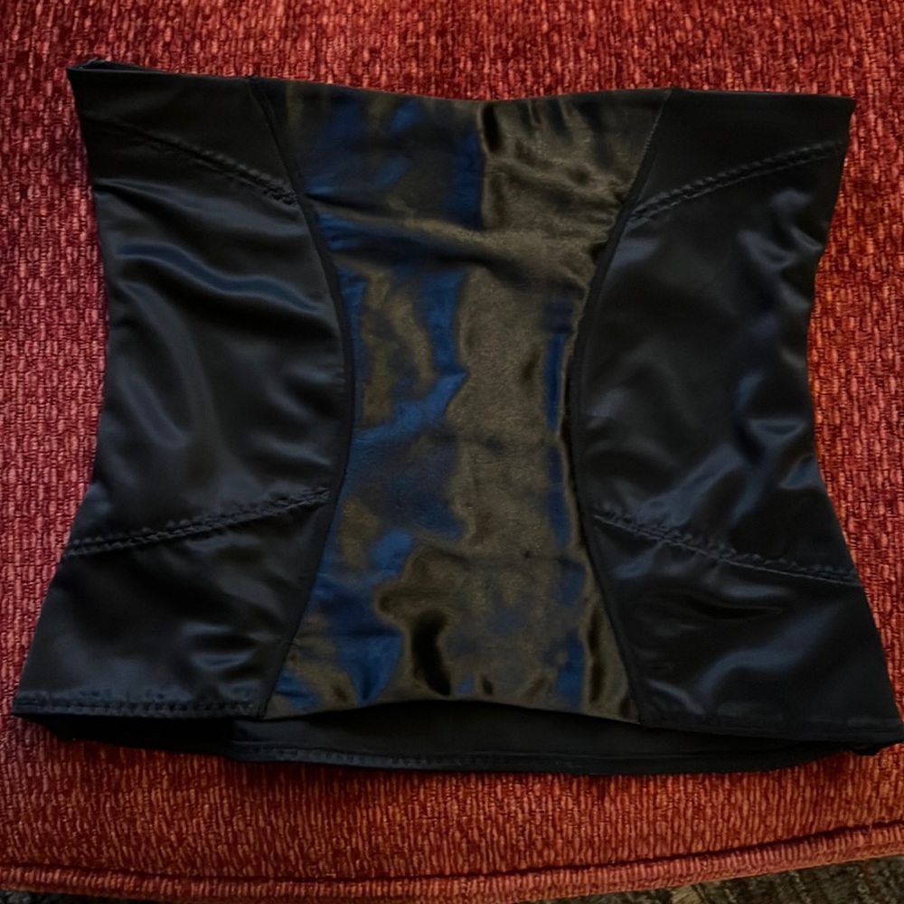 Maidenform shapewear size large. Excellent condition only worn once.